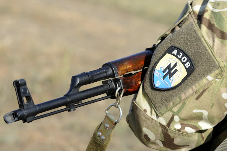 Insigne d'Azov sur l'uniforme d'un soldat tenant un fusil