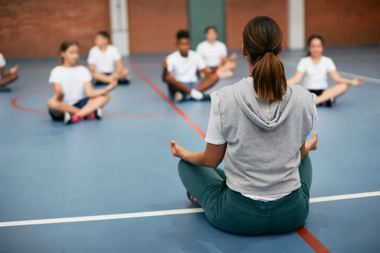 enseignante de yoga face à une classe