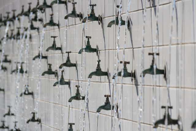 Un mur de robinets ouverts