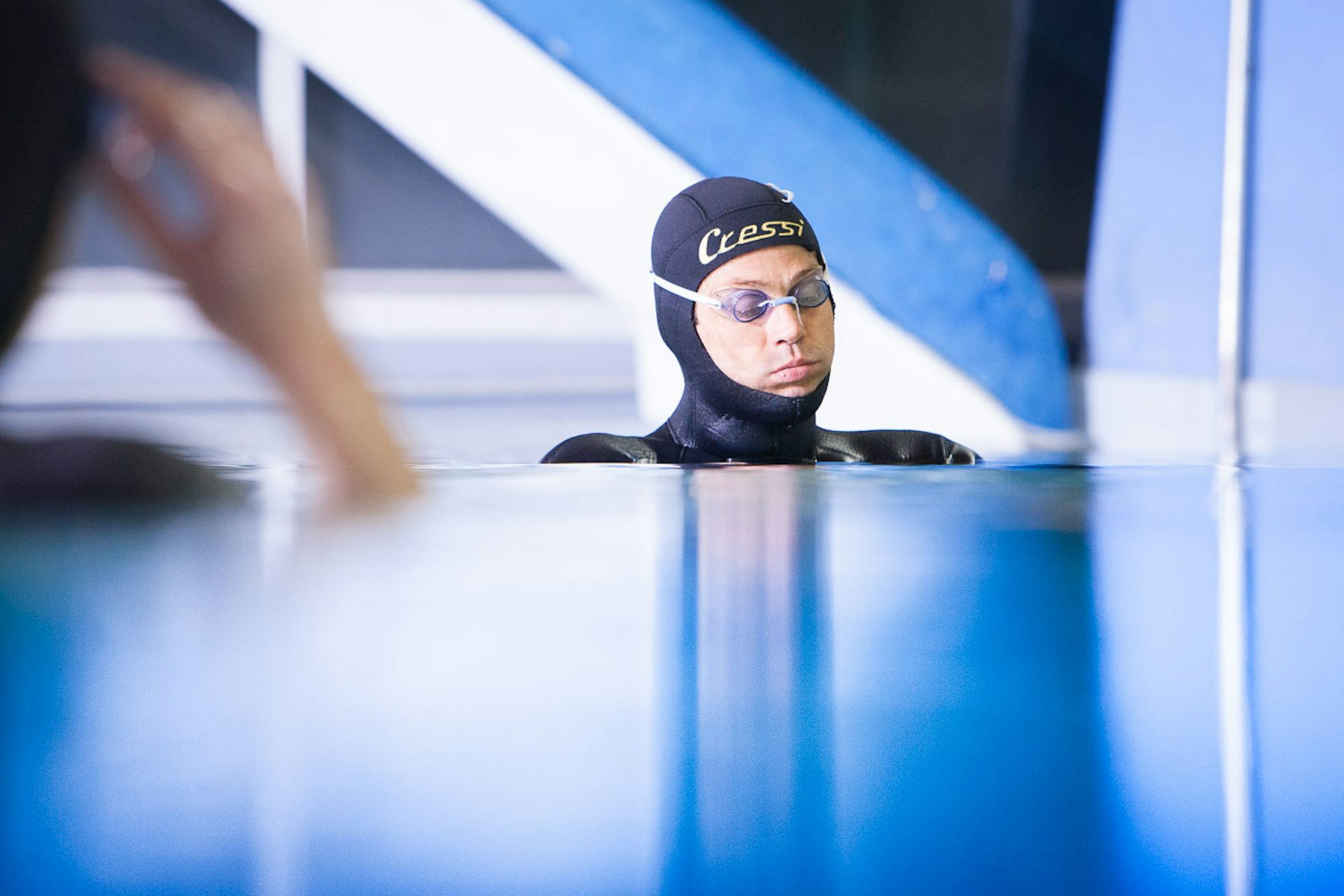 tête d'un homme en combinaison dans une piscine