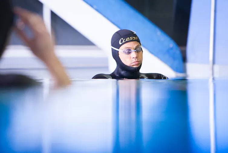 tête d'un homme en combinaison dans une piscine
