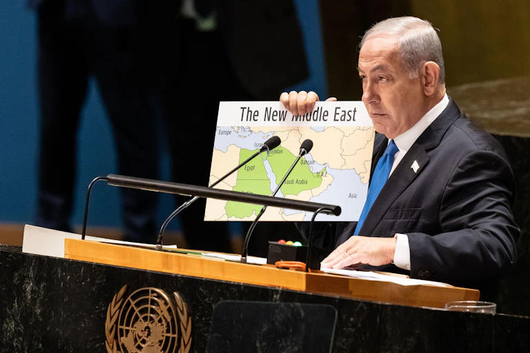 Político israelense de terno segurando o mapa do "Novo Oriente Médio".