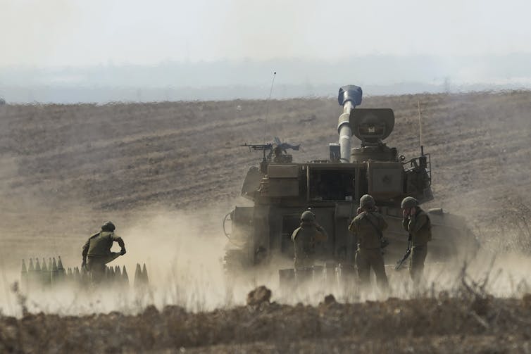 Un char d’assaut et des soldats en opération dans un désert