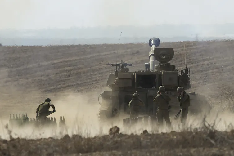 Un char d’assaut et des soldats en opération dans un désert