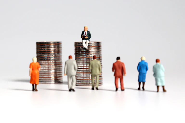 Illustration de négociations salariales déséquilibrées.