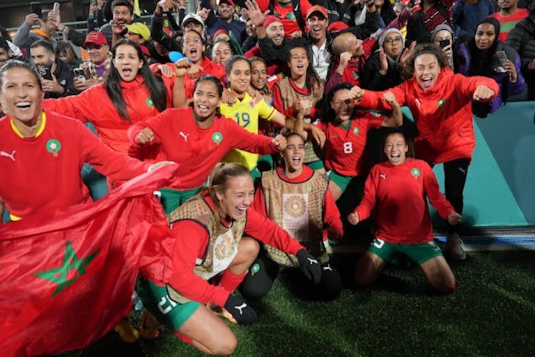 Un groupe de personnes pose devant l'appareil photo alors qu'elles jubilent