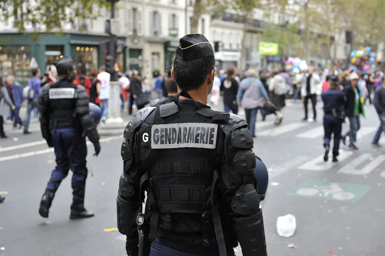 Un gendarme de dos dans une manifestation