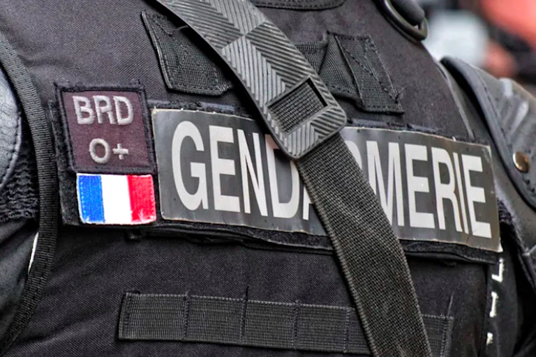 Un gendarme de dos