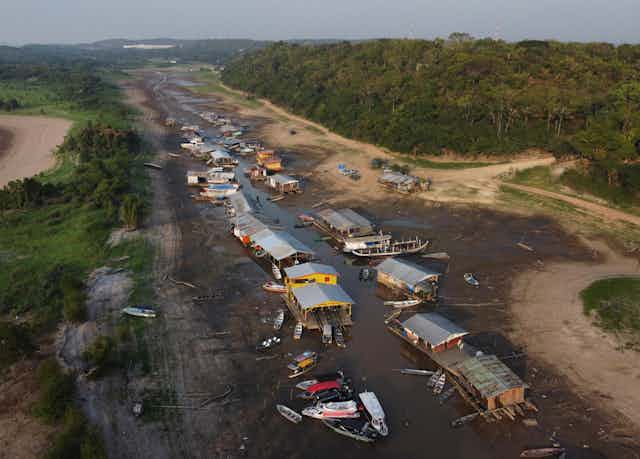 Dezenas de barcos encalhados no leito seco de um rio na Amazônia
