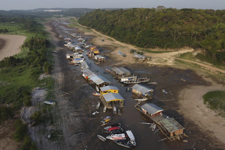 Dezenas de barcos encalhados no leito seco de um rio na Amazônia