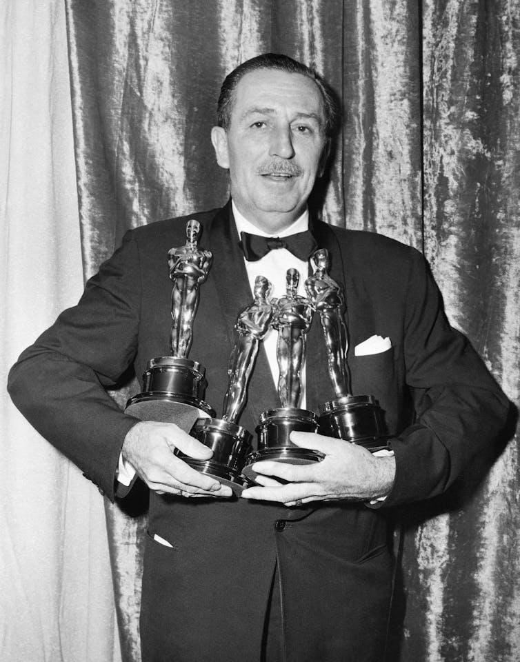 Walt Disney z czterema Oscarami.