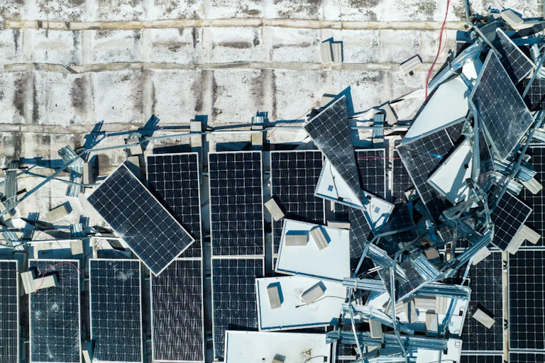 Des panneaux solaires arrachés