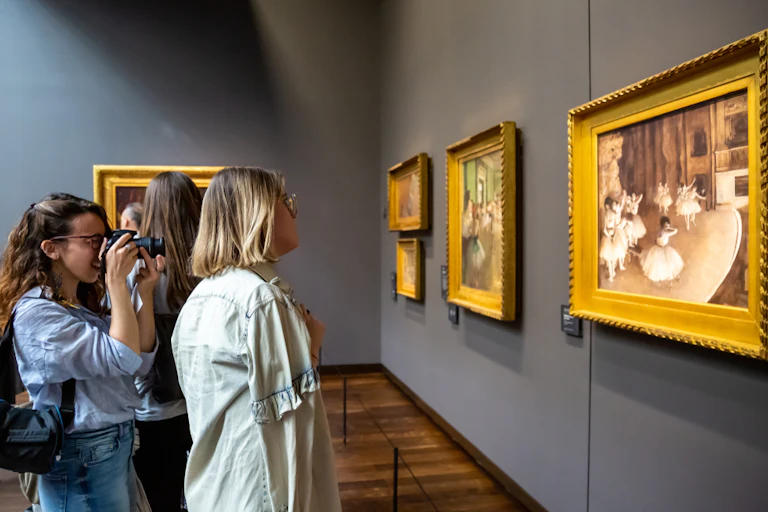 femmes contemplent oeuvres dans un musée