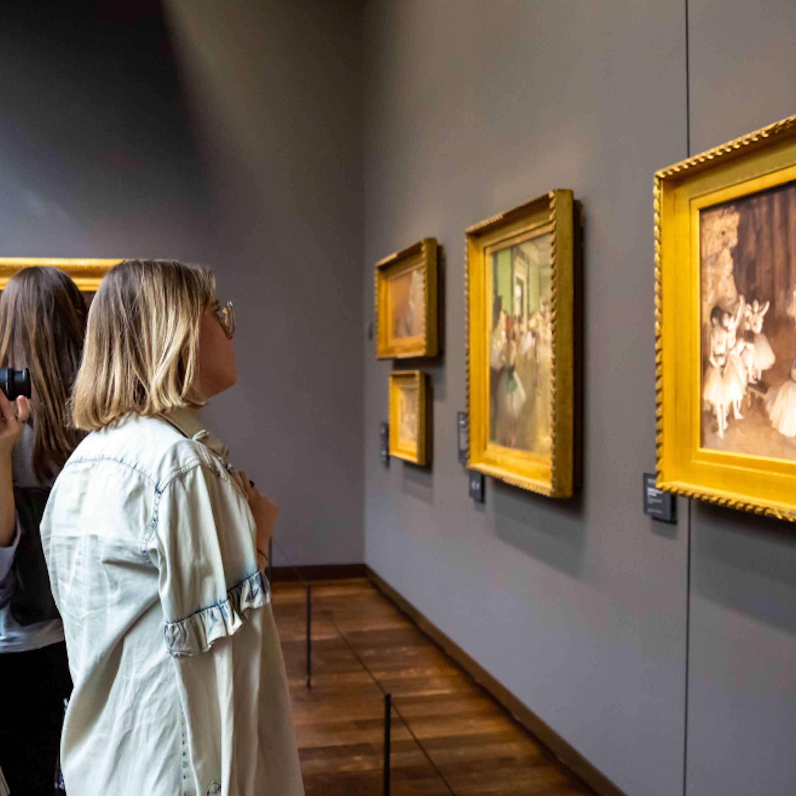 femmes contemplent oeuvres dans un musée