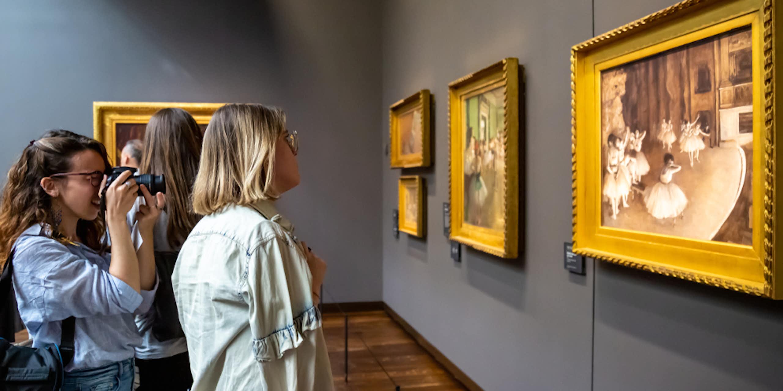 femmes contemplent oeuvres dans un musée