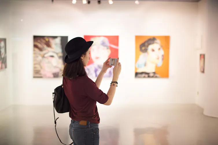 femme dans un musée