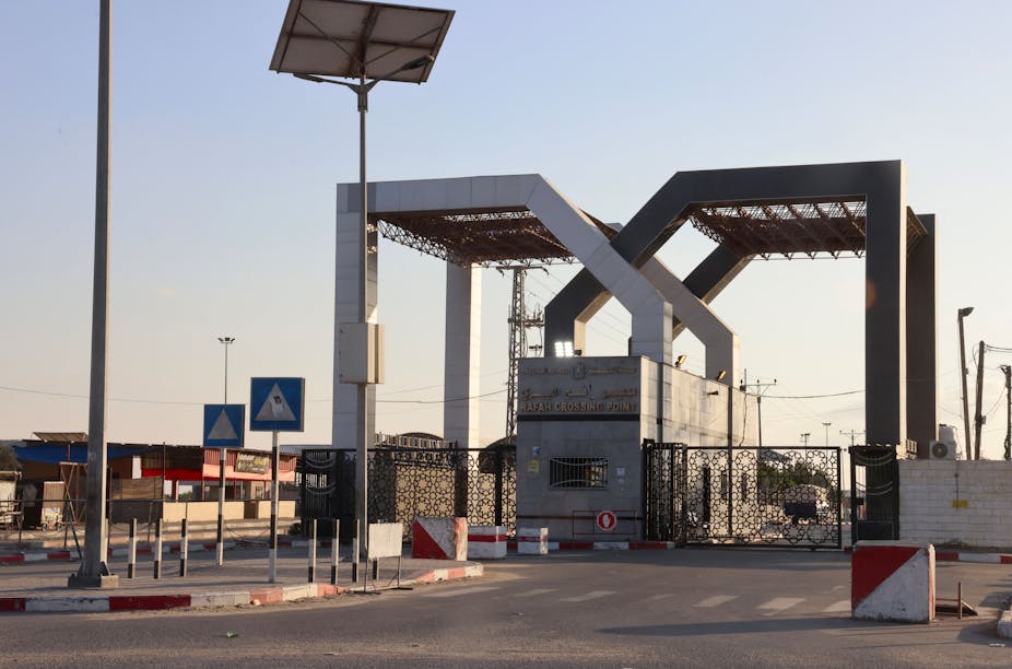 Les portes fermées du poste-frontière de Rafah. Photographie prise le 10 octobre 2023.