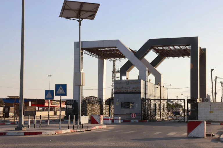 Les portes fermées du poste-frontière de Rafah. Photographie prise le 10 octobre 2023.