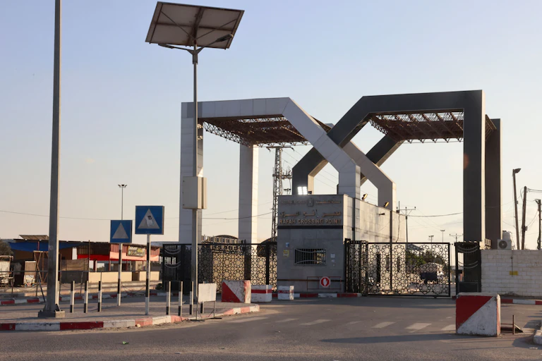 Imagen de una gran verja de cemento en la frontera entre Gaza y Egipto.