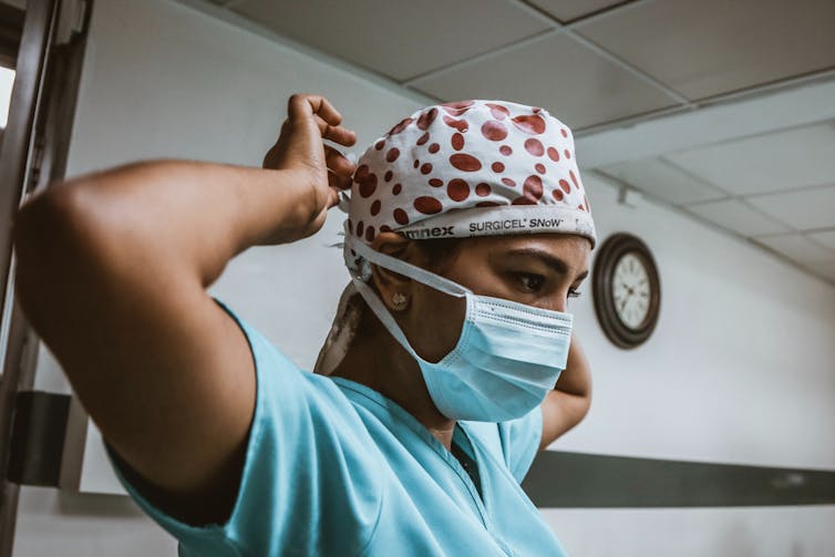 Surgeon ties her mask