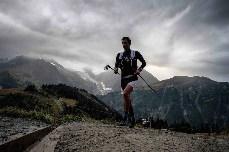 kilian jornet court dans la montagne