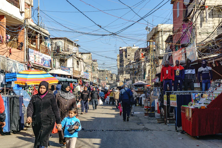 Una calle abarrotada de puestos y con gente paseando.