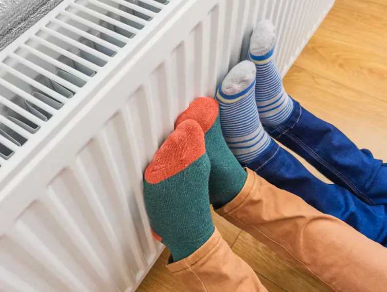 pieds qui se réchauffent sur un radiateur
