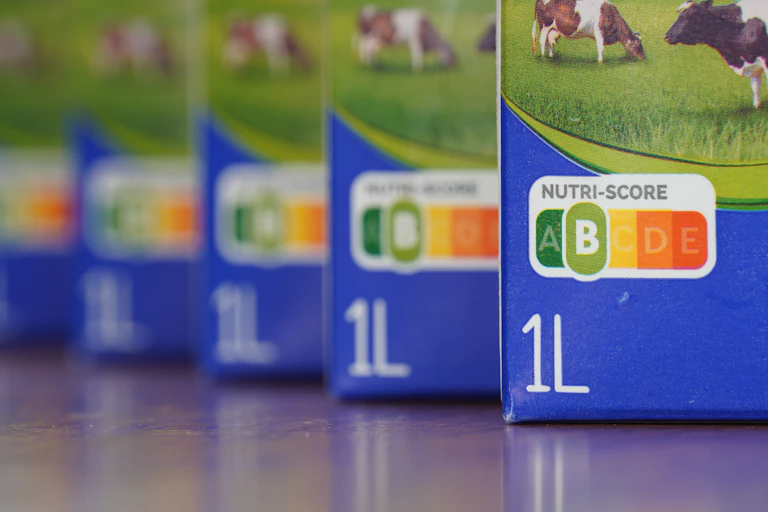 Gros plan sur le logo Nutri-Score présent sur des briques de produits alimentaires.