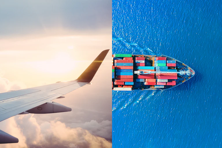 Avion et bateau de marchandise