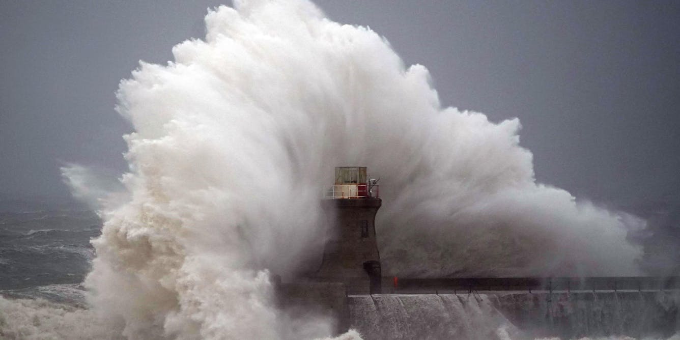 Обрушится шторм. Экология Великобритании. Шторм бабет. Англия наводнение шторм бабет. Фото волн у Англии.