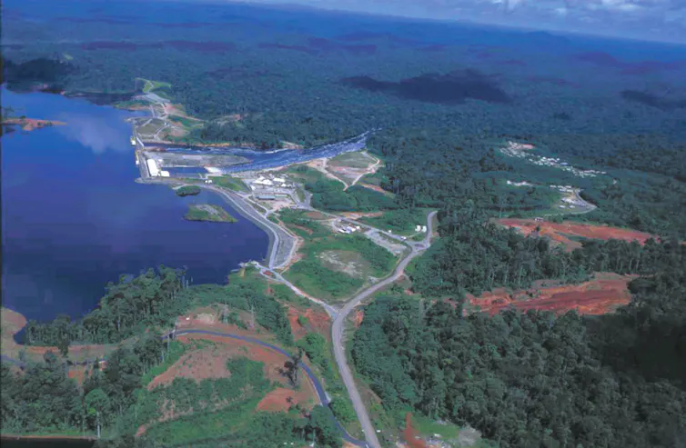 paysage aérien d’un barrage en Guyane