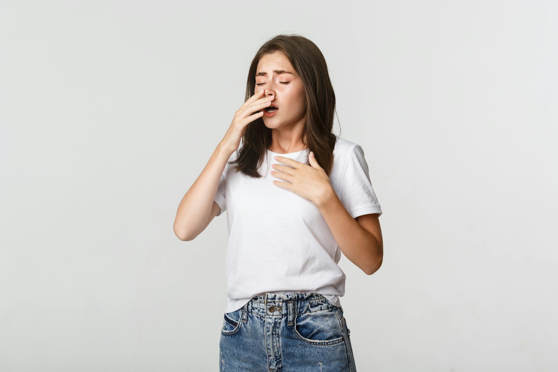 Girl lifts her 2025 shirt to sneeze