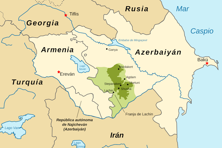Mapa del conflicto de Nagorno-Karabaj antes de la guerra de 2020. En verde claro estaba el territorio de Azerbaiyán bajo control de las fuerzas militares armenias y en verde oscuro Nagorno-Karabaj