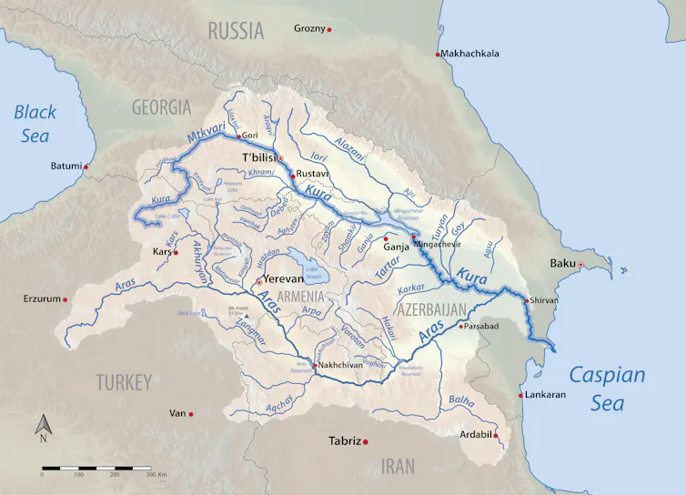 Mapa del sistema fluvial del Kura (Mtkvari) en Armenia, Azerbaiyán, Georgia, Irán y Turquía. El río Aras se sitúa al sur hasta cruzarse con el Kura.