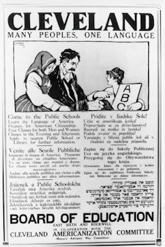 Cartel del Consejo de Educación de Cleveland de 1917 en el que se puede leer 'Cleveland: Many Peoples, One Language.'