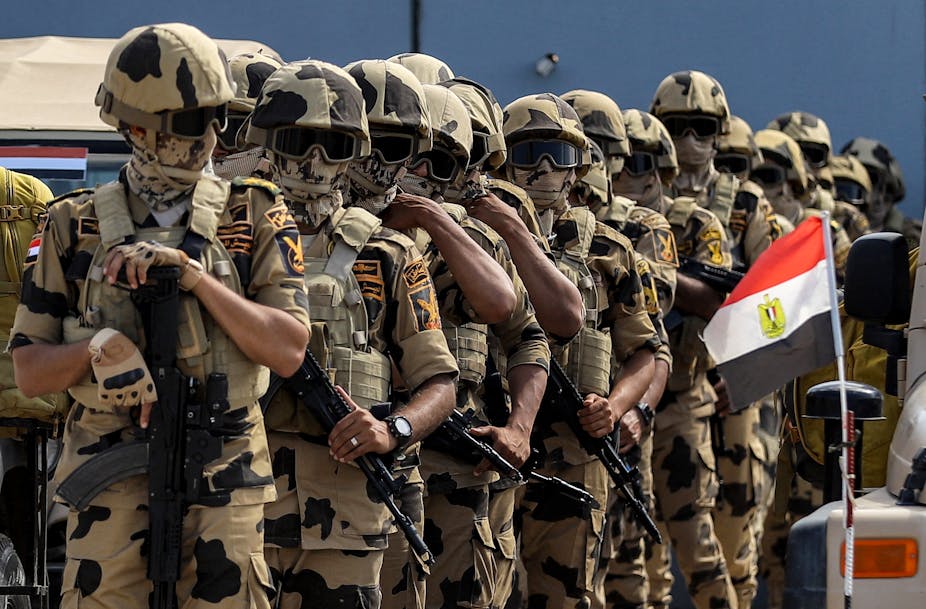 Soldats en uniforme avec un drapeau égyptien