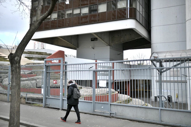 Etudiant marchant devant une université