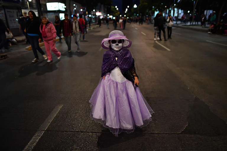 Une petite fille déguisée en squelette à l'occasion de la Fête des morts au Mexique.