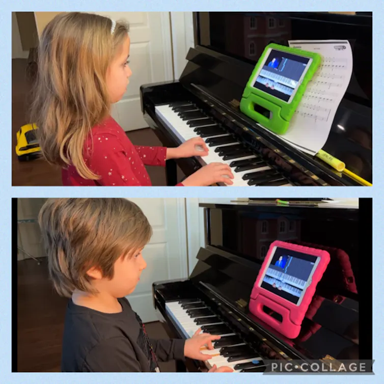 des enfants jouent du piano en regardant une vidéo sur une tablette