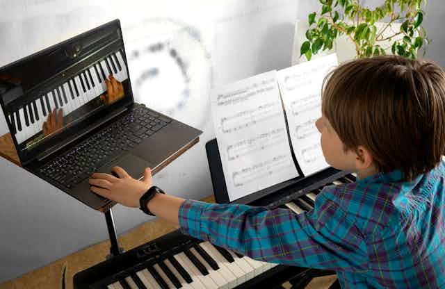 Apprendre à Jouer Du Piano Les Mains D'un Enfant Et D'un