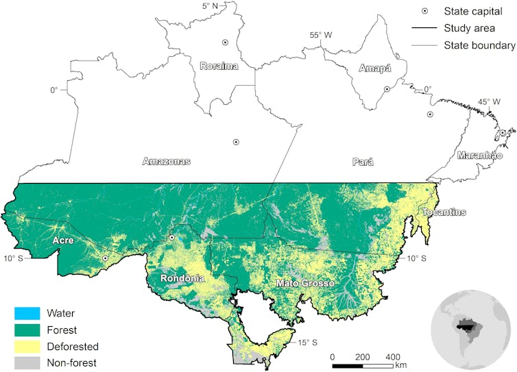 Vê-se o mapa da região norte do Brasil. Da metade para cima do mapa está em preto e branco. A metade de baixo está em cores, marcando o sul da Amazônia. No mapa, o verde das florestas está sendo tomado pelo amarelo do deflorestado em vários estados
