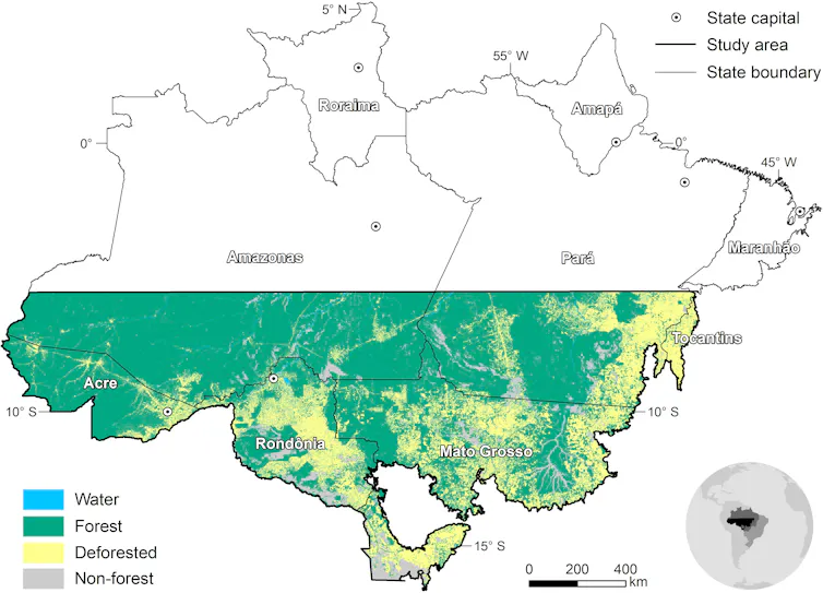 You can see a map of the northern region of Brazil. The top half of the map is in black and white. The bottom half is in colour, marking the south of the Amazon. On the map, the green of the forests is being taken over by the yellow of deforestation in several states