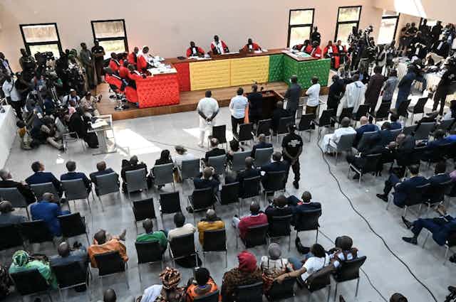 Salle d'audience, le bureau des juges peint aux couleurs - rouge, jaune, vert - du drapeau guinéen.