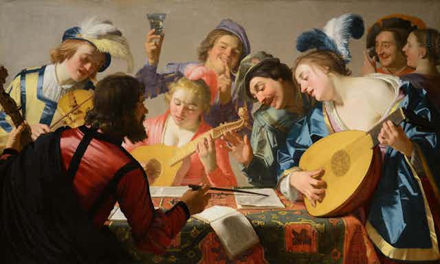 Pintura de un grupo de mujeres y hombres que tocan instrumentos alrededor de una mesa mientras un director les marca las partituras.