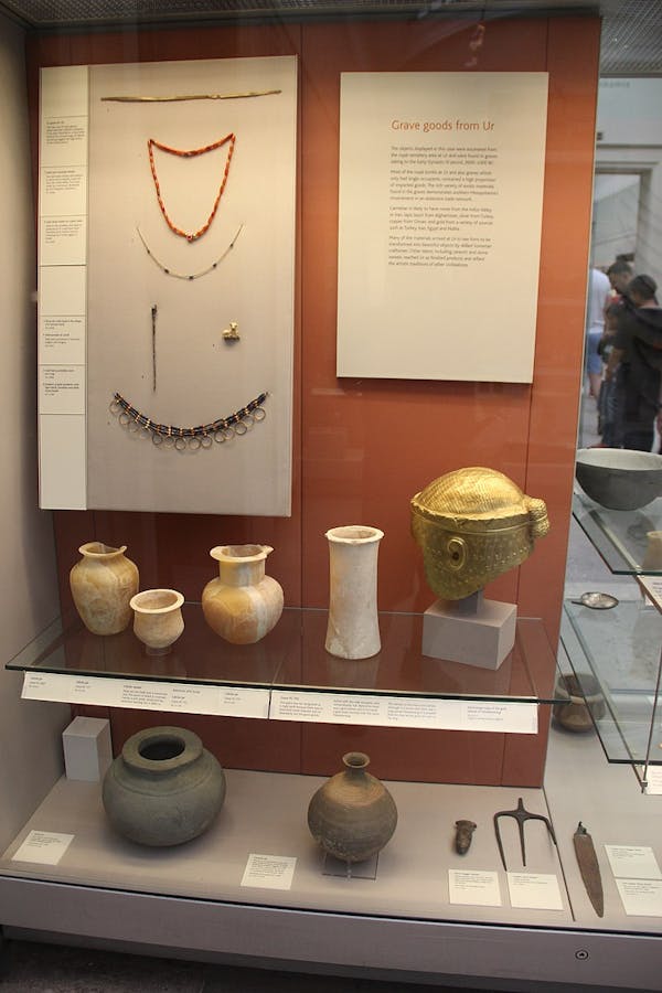 Produtos de sepulturas da Galeria de Ur, Mesopotâmia, 6000-1500 a.C., Museu Britânico.