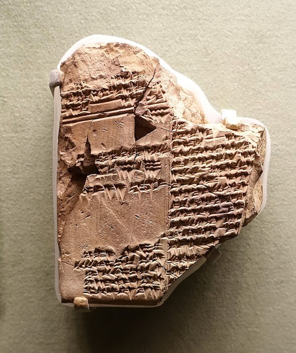 Este fragmento conta a história do dilúvio na Babilônia, Epopeia de Atrahasis. Wikimedia Commons
