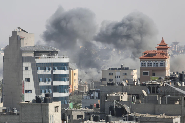Linha do horizonte de Gaza mostrando os danos causados pelos ataques aéreos israelenses em 25 de outubro de 2023