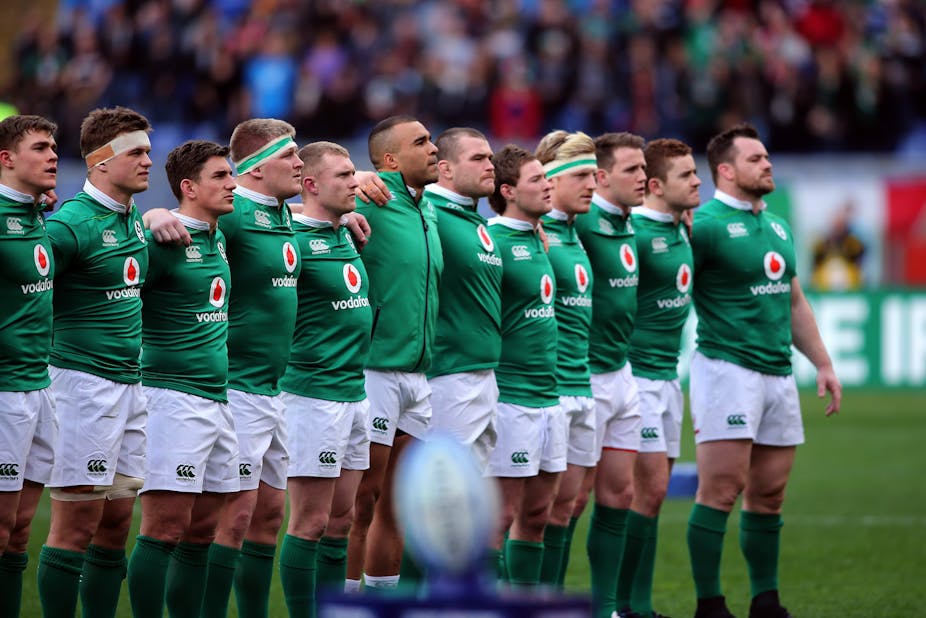 Joueurs de l'équipe d'Irlande de rugby alignés sur le terrain avant un match