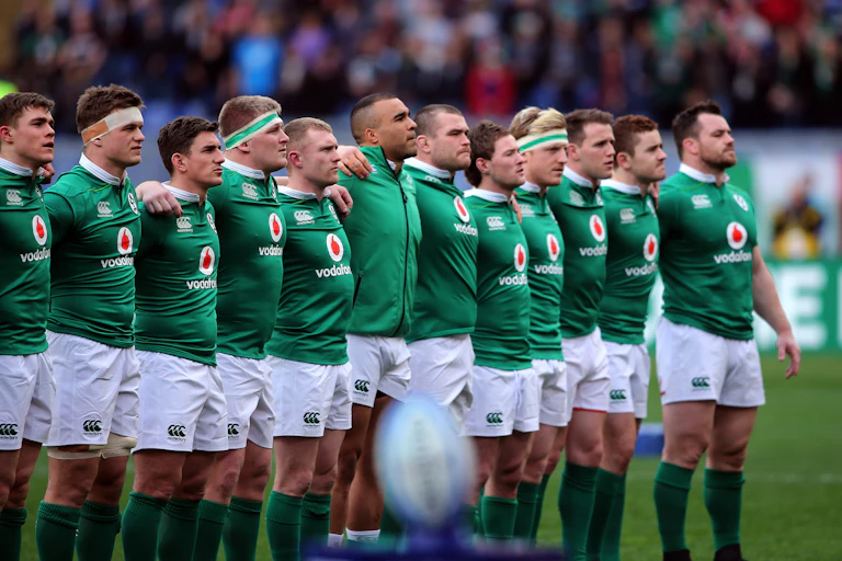 Joueurs de l'équipe d'Irlande de rugby alignés sur le terrain avant un match