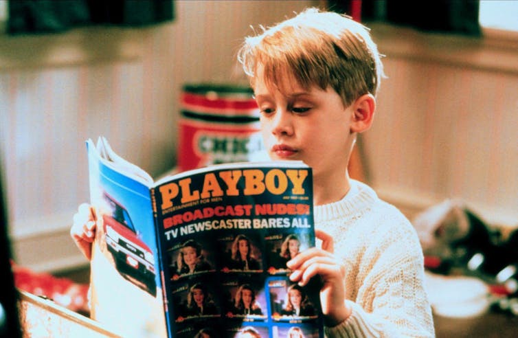 Macaulay Culkin leyendo Playboy en Solo en casa.